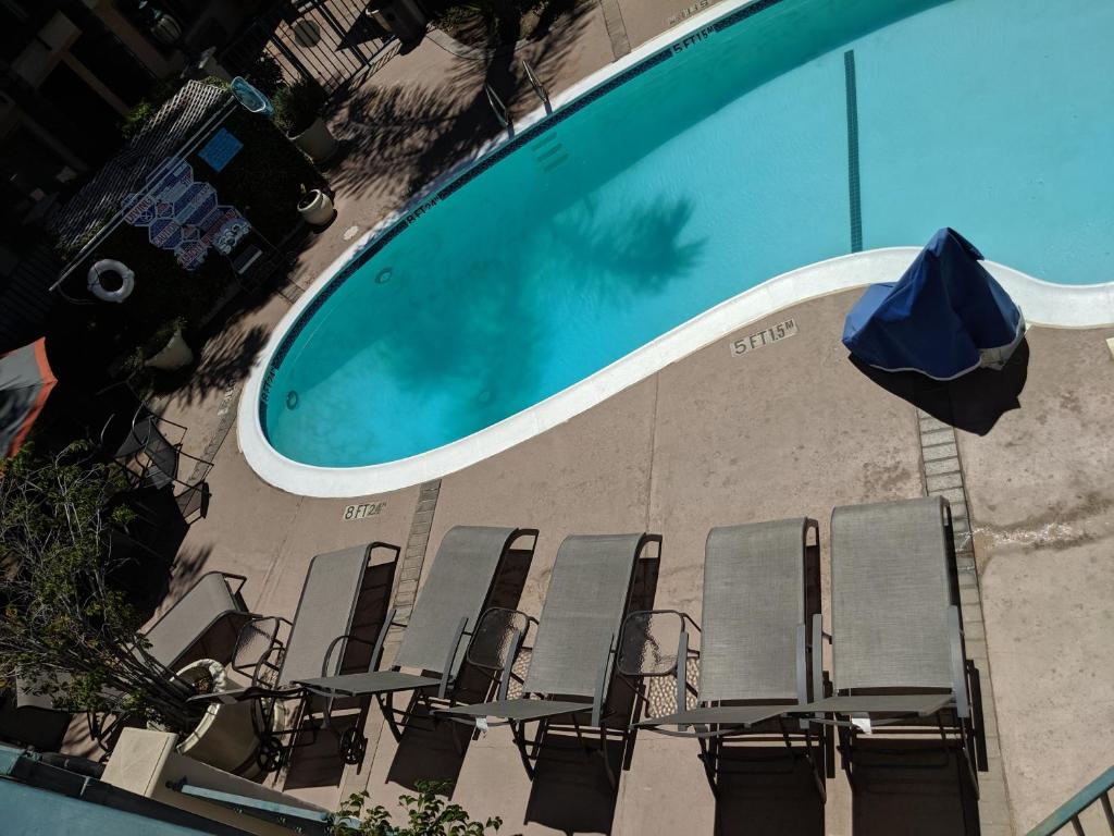 Tarzana Inn - image 4