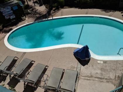 Tarzana Inn - image 5