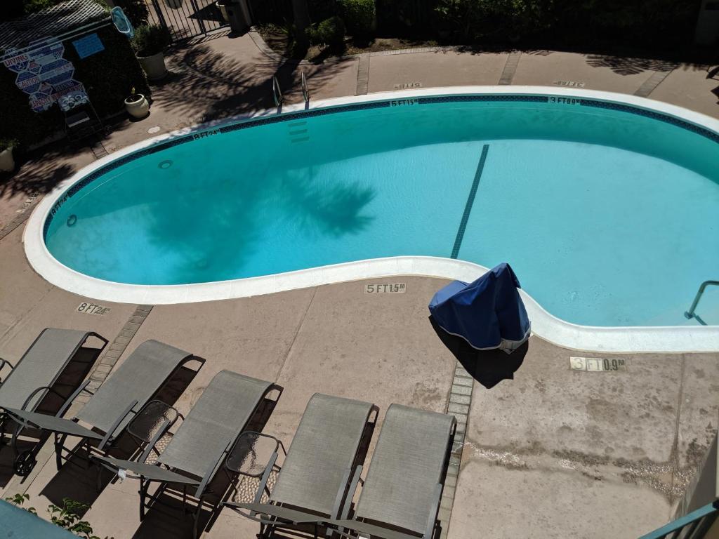 Tarzana Inn - image 5