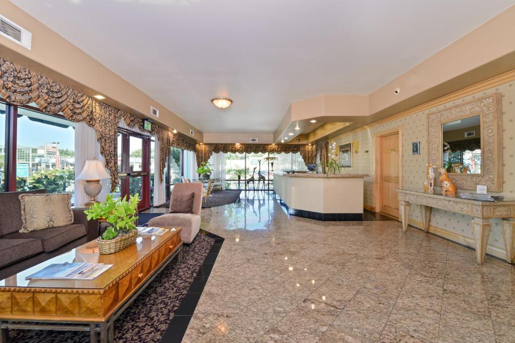 Tarzana Inn - image 6