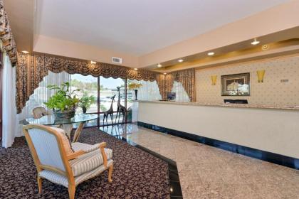 Tarzana Inn - image 7