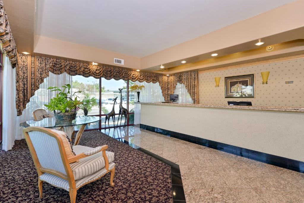 Tarzana Inn - image 7