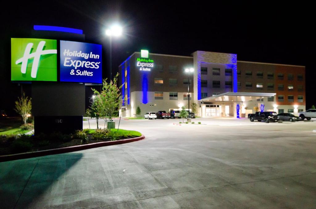 Holiday Inn Express & Suites - Taylor an IHG Hotel - main image