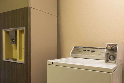Super 8 by Wyndham Taylor/Detroit Area - image 2