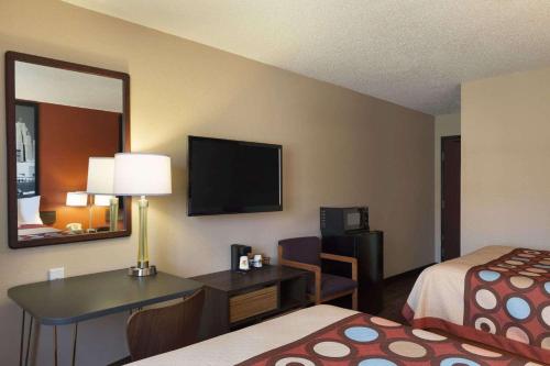 Super 8 by Wyndham Taylor/Detroit Area - image 5