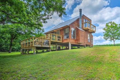 Idyllic Cabin with Private Yard 9 Mi to Taylor