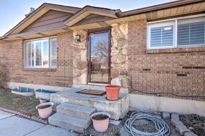 Updated Ranch Apt with Deck - 9 Mi to Downtown