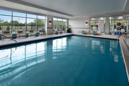 Hampton Inn & Suites Teaneck/Glenpointe - image 13