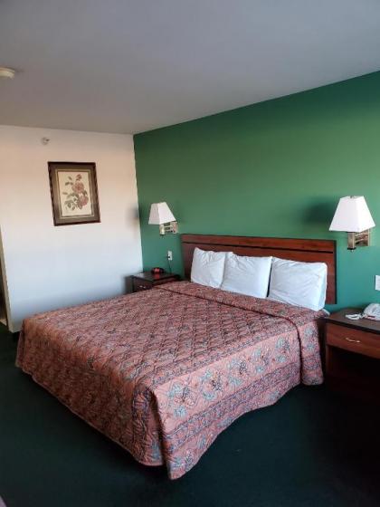 Super 7 Inn Tecumseh - image 15