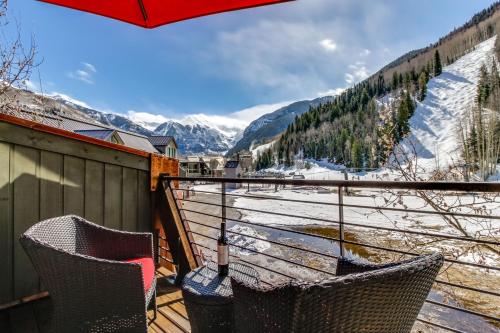 Double Diamond Ski-in/Ski-out Chalet - main image