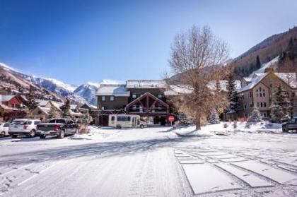 Double Diamond Ski-in/Ski-out Chalet - image 5