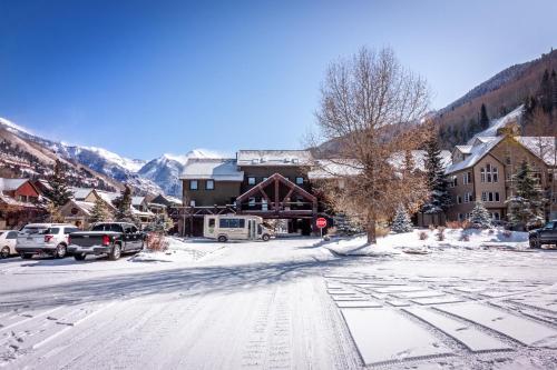 Double Diamond Ski-in/Ski-out Chalet - image 5
