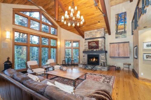 ALPENGLOW by Exceptional Stays - image 4