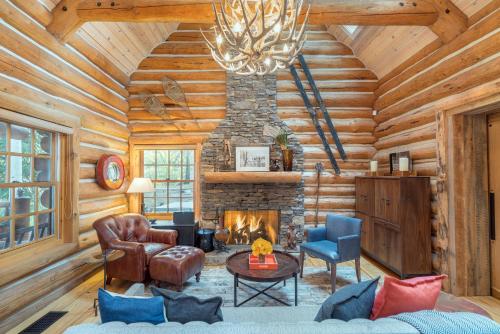 YELLOW BRICK CABIN by Exceptional Stays - main image