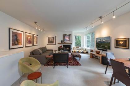 RIVER'S EDGE RETREAT by Exceptional Stays - image 14