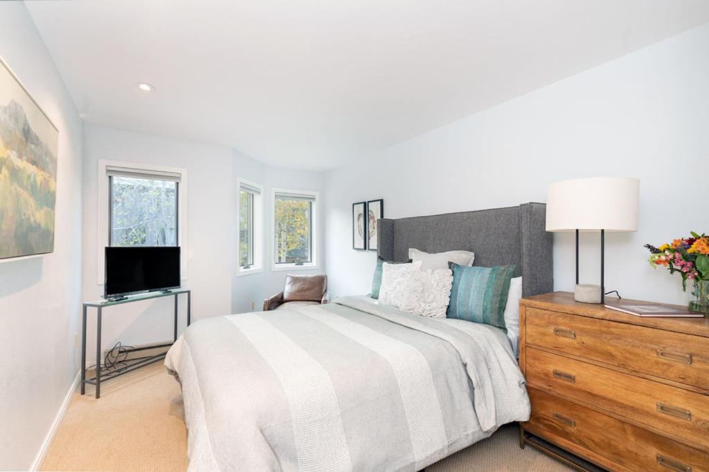 LULU LUXE by Exceptional Stays - image 4