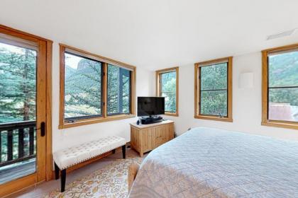 Columbia Ave East 985 - East End Retreat - image 13