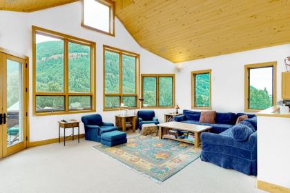 Columbia Ave East 985 - East End Retreat - image 3