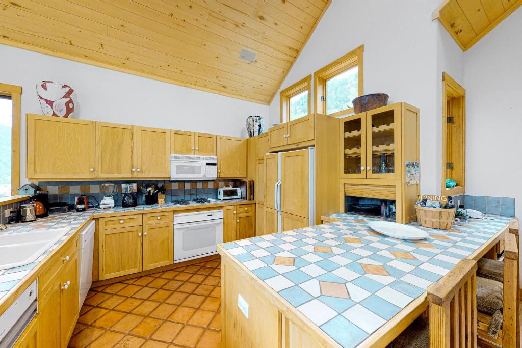 Columbia Ave East 985 - East End Retreat - image 7