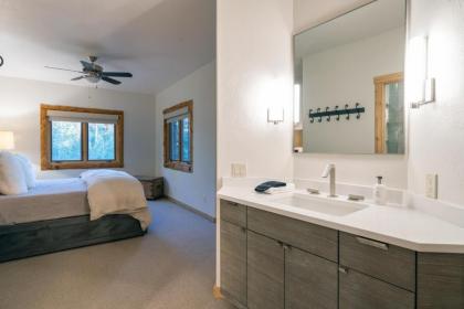 Vischer Drive 131 - Slopeside - image 10
