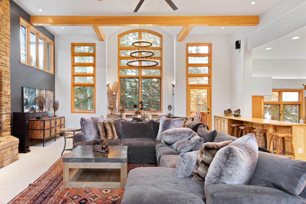 Benchmark 244 - Vista Lodge - image 2