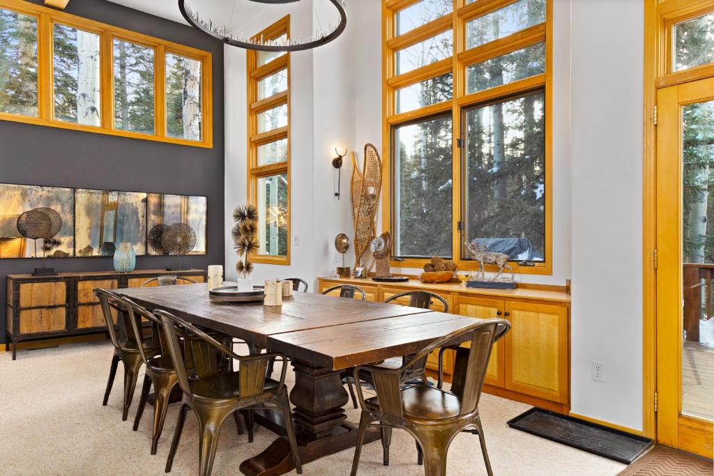 Benchmark 244 - Vista Lodge - image 4