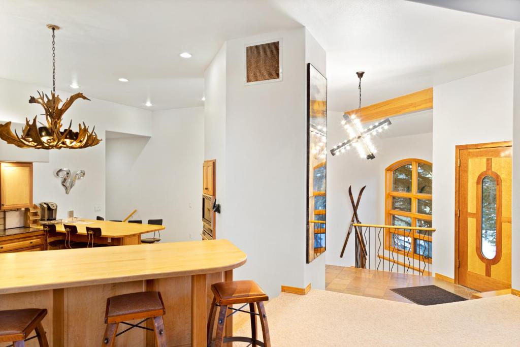 Benchmark 244 - Vista Lodge - image 7