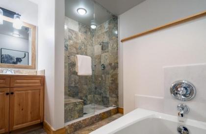 Bear Creek Lodge 408 by Alpine Lodging Telluride - image 6