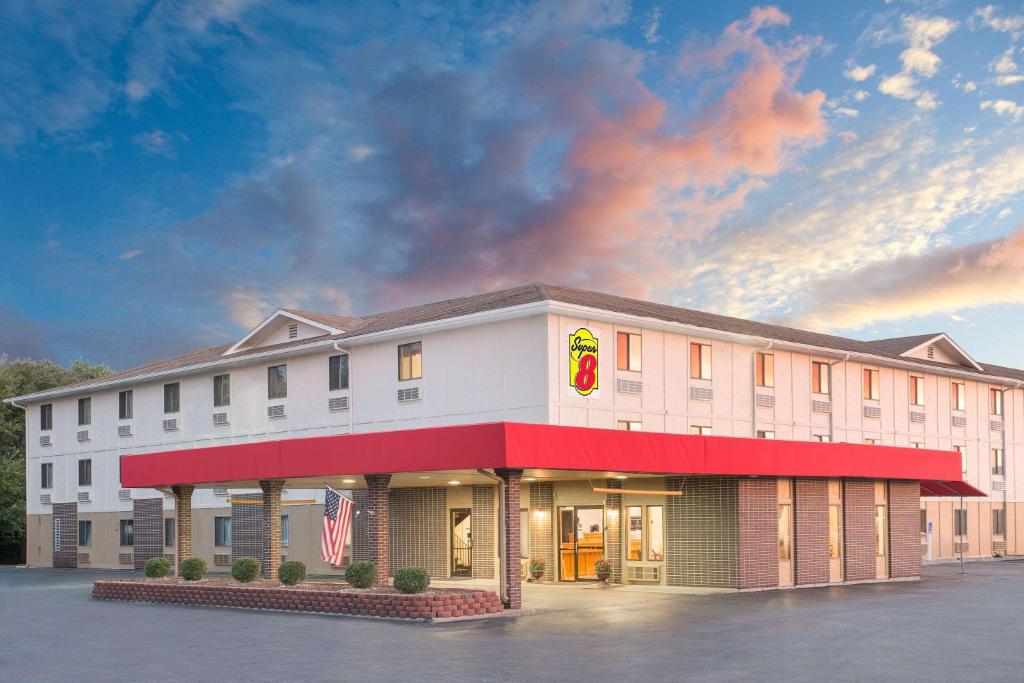 Super 8 by Wyndham Terre Haute - main image