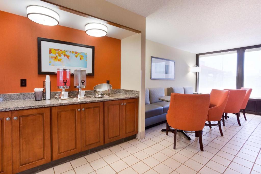 Pear Tree Inn Terre Haute - image 2