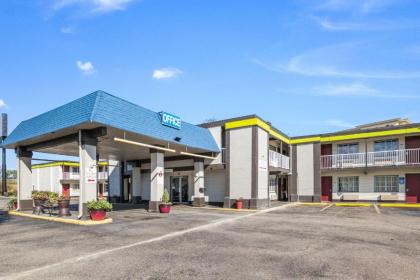 Econo Lodge Inn & Suites Near Florida Mall