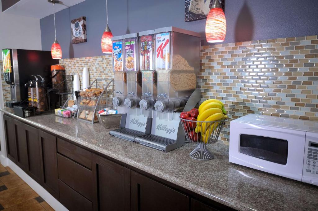 SureStay Hotel by Best Western Terrell - image 2