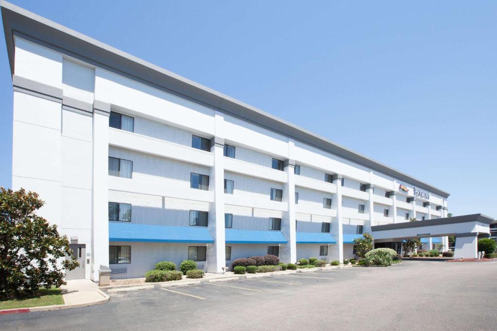 Baymont by Wyndham Texarkana - main image