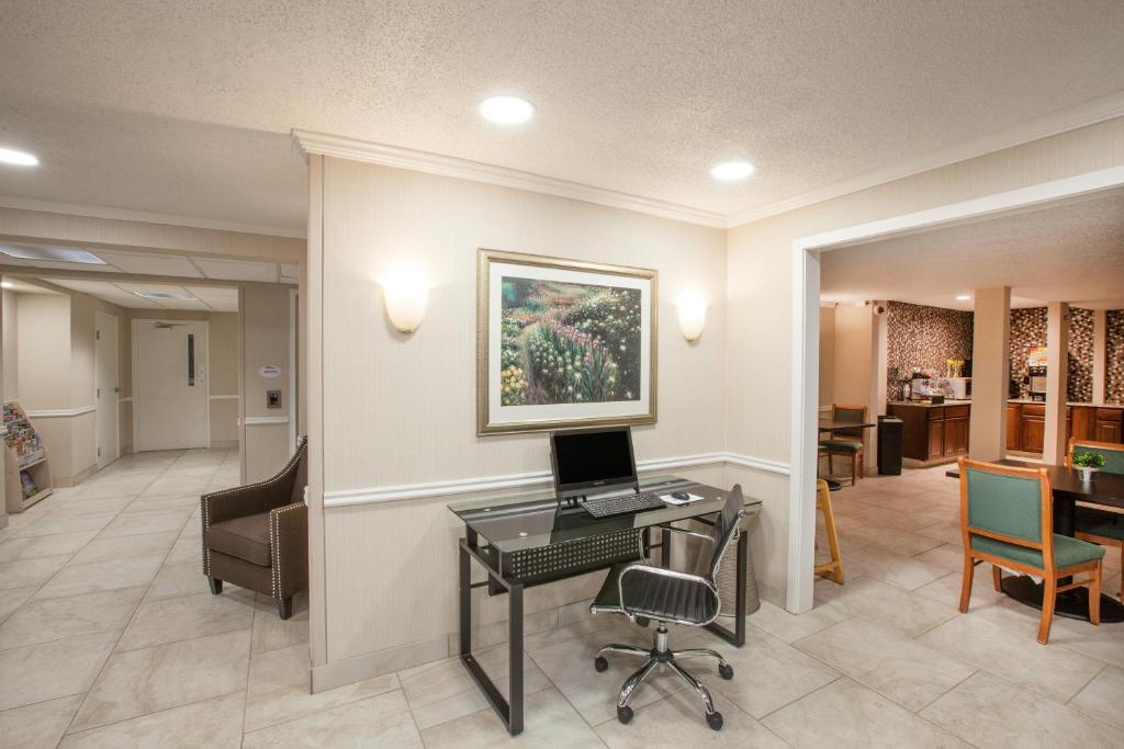Baymont by Wyndham Texarkana - image 5