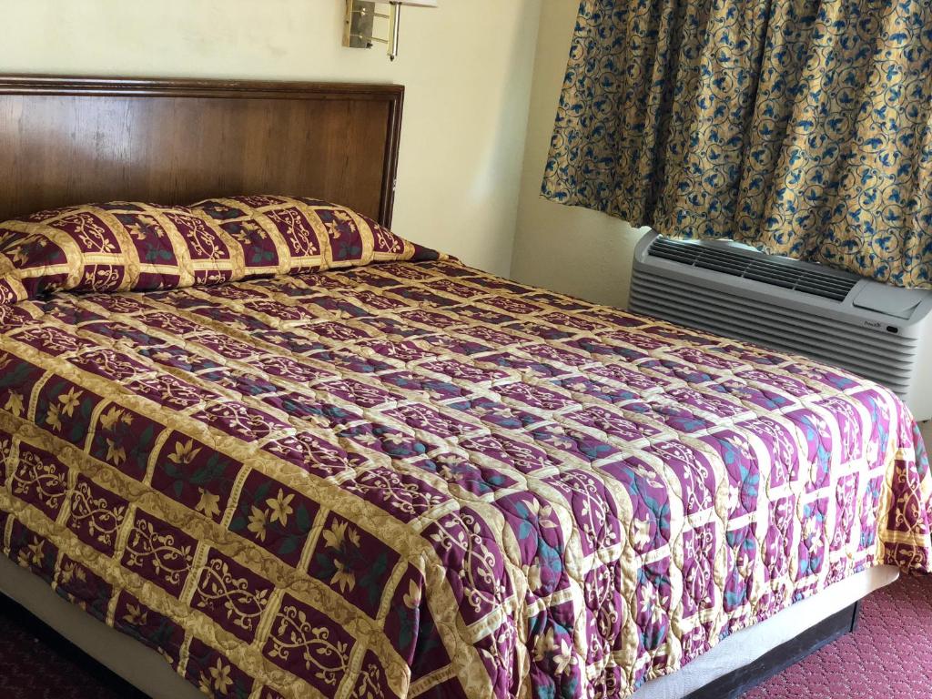 Country Host Inn - image 2
