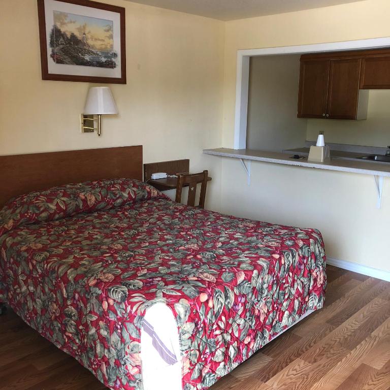 Country Host Inn - image 4