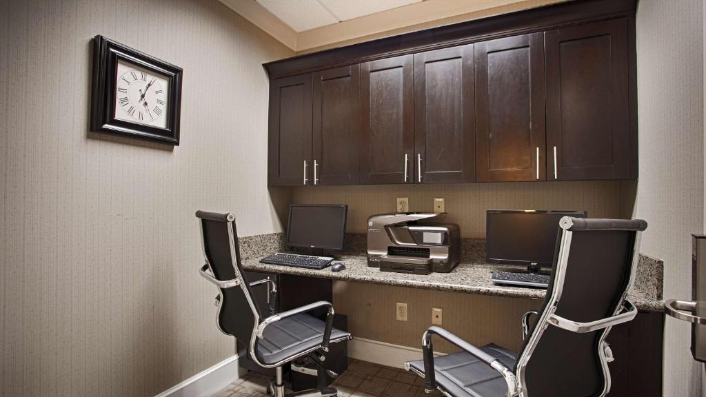 Best Western Plus Texarkana Inn and Suites - image 4