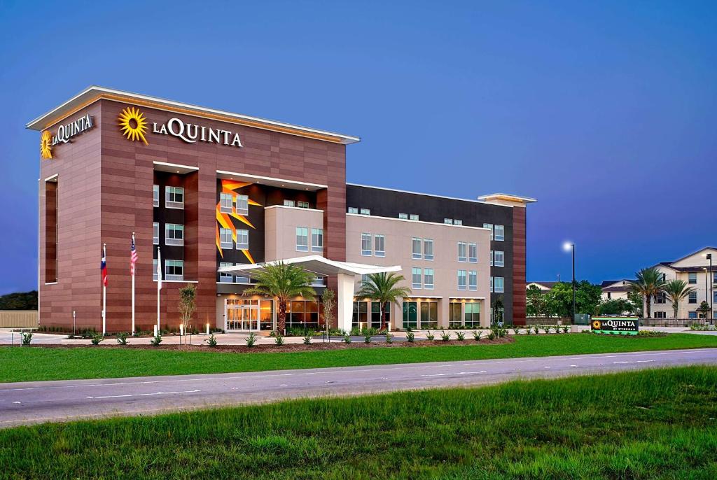 La Quinta Inn & Suites by Wyndham Texas City I 45 - main image