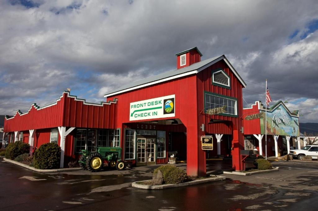 Cousin's Country Inn - main image