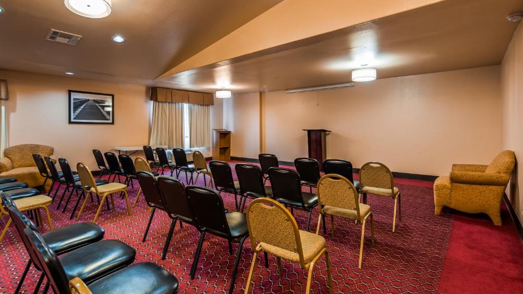 Best Western Plus The Woodlands - image 6
