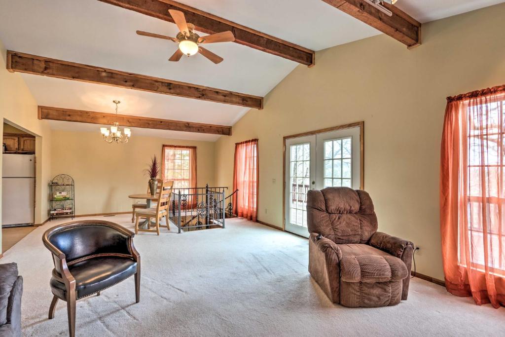 Woodsy Hideaway with Deck Walk to Bull Shoals Lake! - image 3
