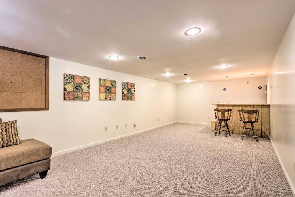 Woodsy Hideaway with Deck Walk to Bull Shoals Lake! - image 6