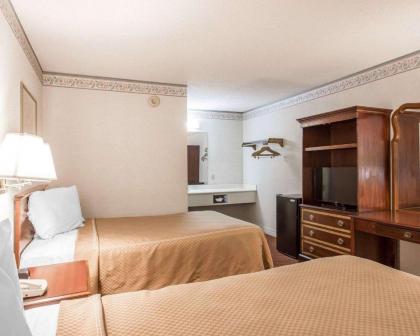 Econo Lodge - image 10