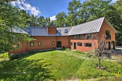 Elegant White Mountain Escape with Large Deck - image 2