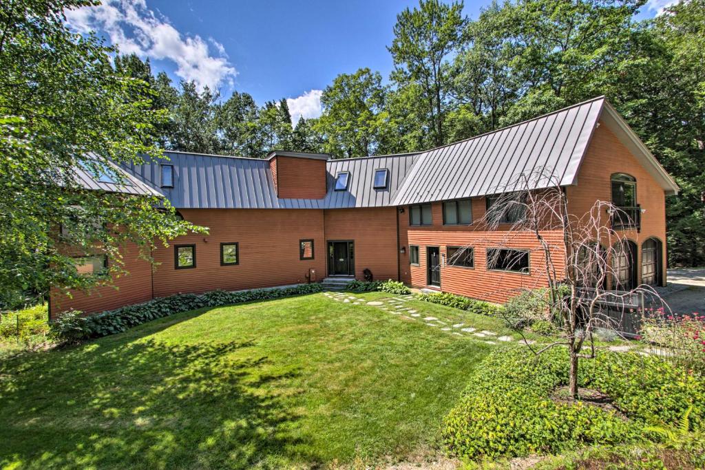 Elegant White Mountain Escape with Large Deck - image 2