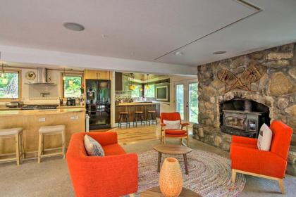 Elegant White Mountain Escape with Large Deck - image 5