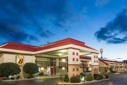 Super 8 by Wyndham Tifton - image 1