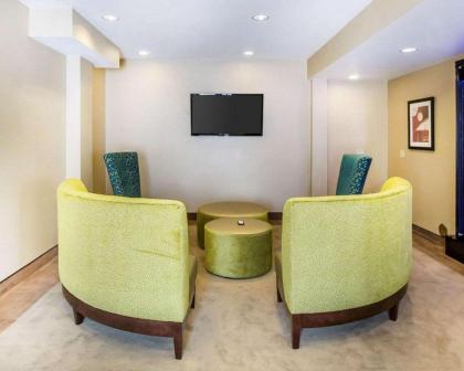 Comfort Inn & Suites near Tinley Park Amphitheater - image 8