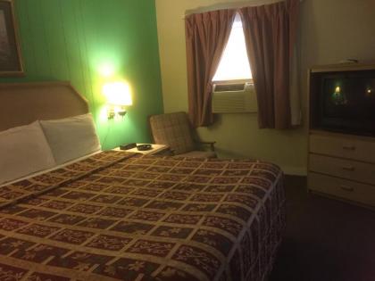 Twin Pine Motel - image 9