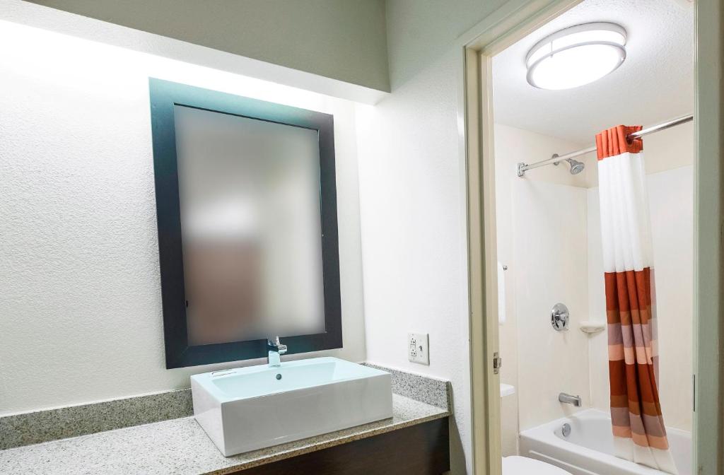 Red Roof Inn Toledo University - image 7